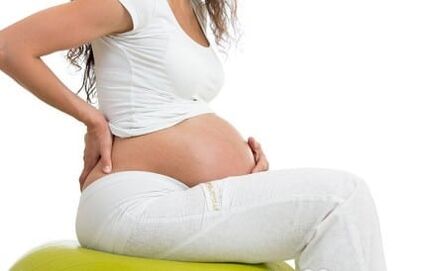 El dolor en los omóplatos puede ocurrir en una mujer durante el embarazo. 