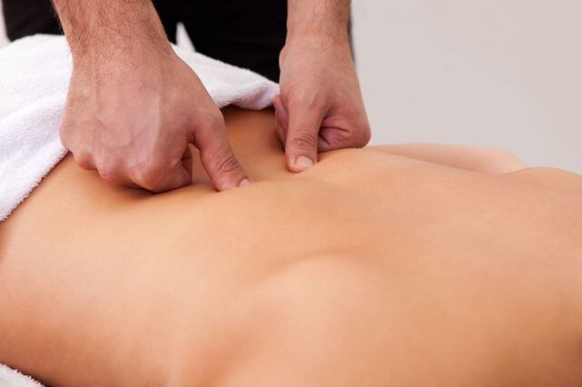 Masaje terapéutico un método para eliminar el dolor de espalda en el área de los omóplatos. 