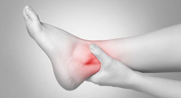 La rigidez de las articulaciones y el dolor crónico de tobillo son complicaciones de la osteoartritis lumbar